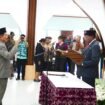 Bupati Nabire, Mesak Magai saat melantik Yulianus Pasang menjadi sekda definitif, Kamis (9/4/2026). Foto: Kristin Rejang/Sasagupapua.com