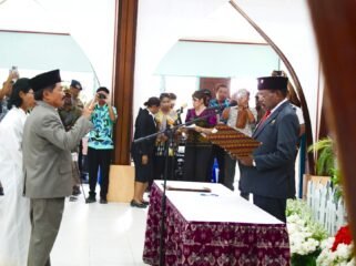 Bupati Nabire, Mesak Magai saat melantik Yulianus Pasang menjadi sekda definitif, Kamis (9/4/2026). Foto: Kristin Rejang/Sasagupapua.com