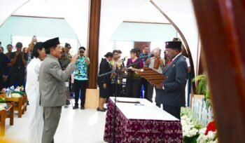 Bupati Nabire, Mesak Magai saat melantik Yulianus Pasang menjadi sekda definitif, Kamis (9/4/2026). Foto: Kristin Rejang/Sasagupapua.com