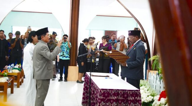 Bupati Nabire, Mesak Magai saat melantik Yulianus Pasang menjadi sekda definitif, Kamis (9/4/2026). Foto: Kristin Rejang/Sasagupapua.com