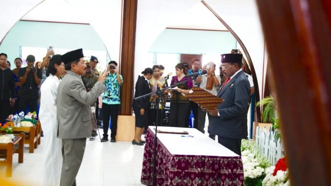 
Bupati Nabire, Mesak Magai saat melantik Yulianus Pasang menjadi sekda definitif, Kamis (9/4/2026). Foto: Kristin Rejang/Sasagupapua.com