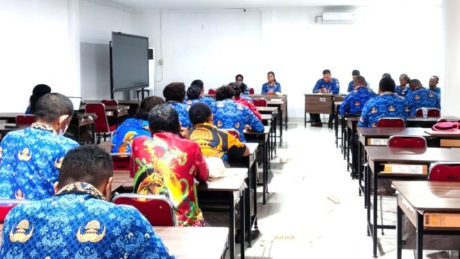 
Suasana rapat internal BPKSDM Papua Tengah. (Foto: Humas Pemprov Papua Tengah)