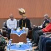 Momen Wakil Gubernur Papua Tengah, Deinas Geley bersama Menteri Koperasi Republik Indonesia, Dr. Ferry Joko Juliantono dan sejumlah pejabat forkopimda dalam persiapan menuju ke Atuka untuk meresmikan koperasi merah putih. (Foto: Humas Pemprov Papua Tengah)