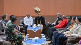 Momen Wakil Gubernur Papua Tengah, Deinas Geley bersama Menteri Koperasi Republik Indonesia, Dr. Ferry Joko Juliantono dan sejumlah pejabat forkopimda dalam persiapan menuju ke Atuka untuk meresmikan koperasi merah putih. (Foto: Humas Pemprov Papua Tengah) 