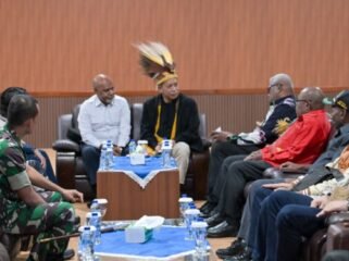 Momen Wakil Gubernur Papua Tengah, Deinas Geley bersama Menteri Koperasi Republik Indonesia, Dr. Ferry Joko Juliantono dan sejumlah pejabat forkopimda dalam persiapan menuju ke Atuka untuk meresmikan koperasi merah putih. (Foto: Humas Pemprov Papua Tengah) 