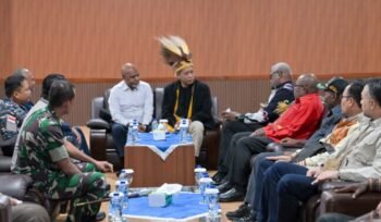 Momen Wakil Gubernur Papua Tengah, Deinas Geley bersama Menteri Koperasi Republik Indonesia, Dr. Ferry Joko Juliantono dan sejumlah pejabat forkopimda dalam persiapan menuju ke Atuka untuk meresmikan koperasi merah putih. (Foto: Humas Pemprov Papua Tengah) 