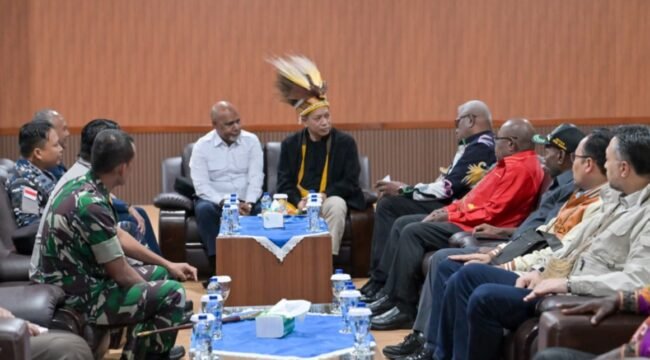 Momen Wakil Gubernur Papua Tengah, Deinas Geley bersama Menteri Koperasi Republik Indonesia, Dr. Ferry Joko Juliantono dan sejumlah pejabat forkopimda dalam persiapan menuju ke Atuka untuk meresmikan koperasi merah putih. (Foto: Humas Pemprov Papua Tengah) 