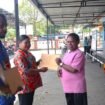 Kepala BPKSDM Papua Tengah, Denci Meri Nawipa saat menyerahkan SK kepada perwakilan pegawai. (Foto: Humas Pemprov Papua Tengah)