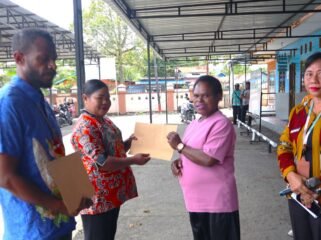 Kepala BPKSDM Papua Tengah, Denci Meri Nawipa saat menyerahkan SK kepada perwakilan pegawai. (Foto: Humas Pemprov Papua Tengah)