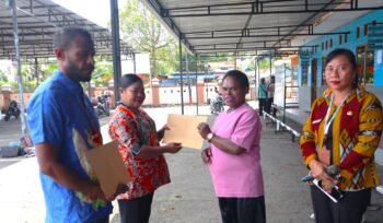 Kepala BPKSDM Papua Tengah, Denci Meri Nawipa saat menyerahkan SK kepada perwakilan pegawai. (Foto: Humas Pemprov Papua Tengah)