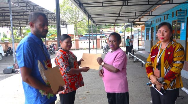 Kepala BPKSDM Papua Tengah, Denci Meri Nawipa saat menyerahkan SK kepada perwakilan pegawai. (Foto: Humas Pemprov Papua Tengah)