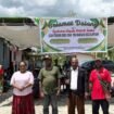 Kepala Distrik Iwaka John Kemong berfoto bersama keluarga dalam momen syukuran, Sabtu (11/4/2026). Foto: Victoriani Olvaga/Sasagupapua.com