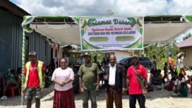 Kepala Distrik Iwaka John Kemong berfoto bersama keluarga dalam momen syukuran, Sabtu (11/4/2026). Foto: Victoriani Olvaga/Sasagupapua.com 