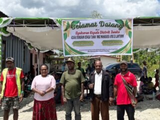 Kepala Distrik Iwaka John Kemong berfoto bersama keluarga dalam momen syukuran, Sabtu (11/4/2026). Foto: Victoriani Olvaga/Sasagupapua.com 