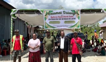Kepala Distrik Iwaka John Kemong berfoto bersama keluarga dalam momen syukuran, Sabtu (11/4/2026). Foto: Victoriani Olvaga/Sasagupapua.com 