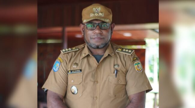 Kepala Distrik Mimika Barat Jauh, Everardus Kukuareyau. (Foto: Edwin Rumanasen)