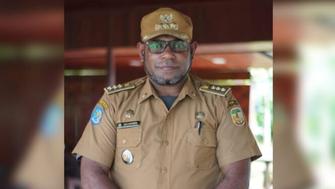 
Kepala Distrik Mimika Barat Jauh, Everardus Kukuareyau. (Foto: Edwin Rumanasen)