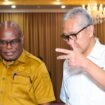 Gubernur Papua Tengah, Meki Nawipa berbincang dengan Direktur Jenderal Perimbangan Keuangan Kementerian Keuangan (Kemenkeu) Republik Indonesia, Askolani. (Foto: Humas Pemprov Papua Tengah)