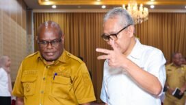 Gubernur Papua Tengah, Meki Nawipa berbincang dengan Direktur Jenderal Perimbangan Keuangan Kementerian Keuangan (Kemenkeu) Republik Indonesia, Askolani. (Foto: Humas Pemprov Papua Tengah)