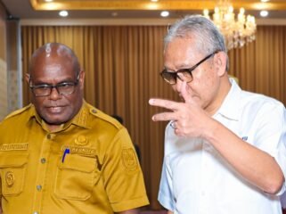 Gubernur Papua Tengah, Meki Nawipa berbincang dengan Direktur Jenderal Perimbangan Keuangan Kementerian Keuangan (Kemenkeu) Republik Indonesia, Askolani. (Foto: Humas Pemprov Papua Tengah)