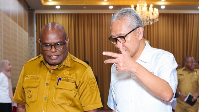 
Gubernur Papua Tengah, Meki Nawipa berbincang dengan Direktur Jenderal Perimbangan Keuangan Kementerian Keuangan (Kemenkeu) Republik Indonesia, Askolani. (Foto: Humas Pemprov Papua Tengah)