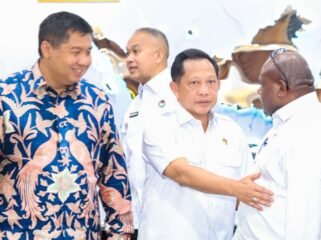 Momen Gubernur Papua Tengah, Meki Nawipa berbincang dengan Mendagri Tito Karnavian dan Menteri PKP Maruarar Sirait usai pertemuan di Jakarta, Rabu (15/4/2026). Foto: Humas Pemprov Papua Tengah.