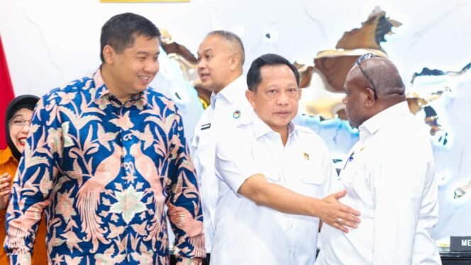 
Momen Gubernur Papua Tengah, Meki Nawipa berbincang dengan Mendagri Tito Karnavian dan Menteri PKP Maruarar Sirait usai pertemuan di Jakarta, Rabu (15/4/2026). Foto: Humas Pemprov Papua Tengah.