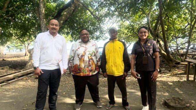 
Pantau Lokasi di Nabire, Wakil Ketua IV DPR Papua Tengah Dampingi KKP Survei Rencana Kampung Nelayan