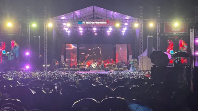 
Momen Panggung CV Tribal yang selalu menjadi mitra Freeport untuk berbagai kegiatan acara yang mampu menumbuhkan ekonomi kreatif. (Foto: Corcom Freeport)