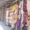 Deretan noken yang dijual oleh mama-mama di Pasar Oyehe, Nabire. (Foto: Kristin Rejang/Sasagupapua.com)
