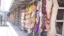 Deretan noken yang dijual oleh mama-mama di Pasar Oyehe, Nabire. (Foto: Kristin Rejang/Sasagupapua.com)