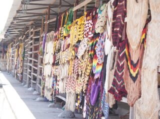 Deretan noken yang dijual oleh mama-mama di Pasar Oyehe, Nabire. (Foto: Kristin Rejang/Sasagupapua.com)