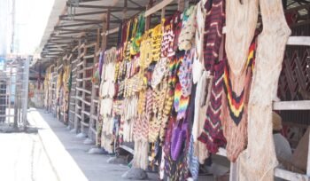 Deretan noken yang dijual oleh mama-mama di Pasar Oyehe, Nabire. (Foto: Kristin Rejang/Sasagupapua.com)