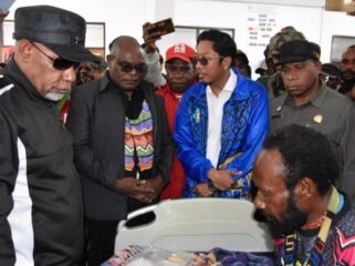 Gubernur Papua Tengah Meki Nawipa dan Deinas Geley saat mengunjungi korban penembakan di Mulia Puncak Jaya. (Foto: Humas Pemprov Papua Tengah)