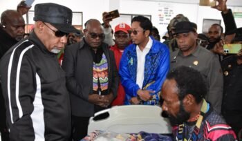 Gubernur Papua Tengah Meki Nawipa dan Deinas Geley saat mengunjungi korban penembakan di Mulia Puncak Jaya. (Foto: Humas Pemprov Papua Tengah)