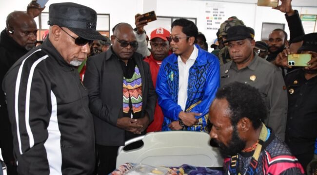 Gubernur Papua Tengah Meki Nawipa dan Deinas Geley saat mengunjungi korban penembakan di Mulia Puncak Jaya. (Foto: Humas Pemprov Papua Tengah)