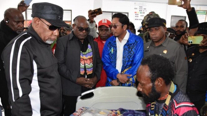 
Gubernur Papua Tengah Meki Nawipa dan Deinas Geley saat mengunjungi korban penembakan di Mulia Puncak Jaya. (Foto: Humas Pemprov Papua Tengah)