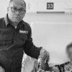 Kepala Kantor Perwakilan Komnas HAM Papua, Frits Ramandey saat bertemu dengan AT di RSUD Mulia, Puncak Jaya. (Foto: Istimewa)