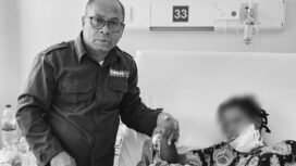 Kepala Kantor Perwakilan Komnas HAM Papua, Frits Ramandey saat bertemu dengan AT di RSUD Mulia, Puncak Jaya. (Foto: Istimewa)