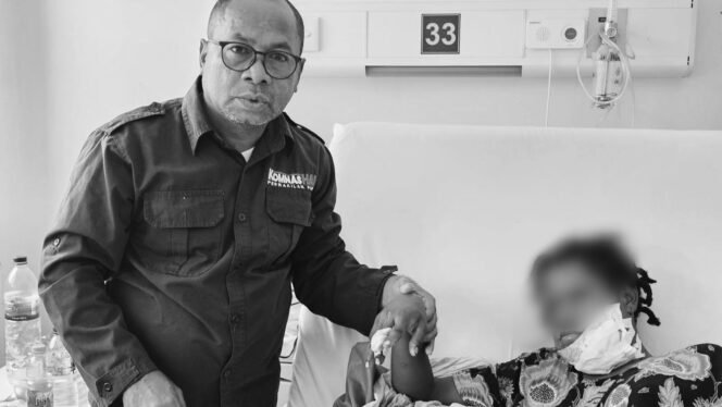 
Kepala Kantor Perwakilan Komnas HAM Papua, Frits Ramandey saat bertemu dengan AT di RSUD Mulia, Puncak Jaya. (Foto: Istimewa)