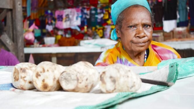 
Mama Dominika You sedang berjualan Ubi Bakar di Pasar Karang, Nabire, Papua Tengah. (Foto: Kristin Rejang/Sasagupapua)