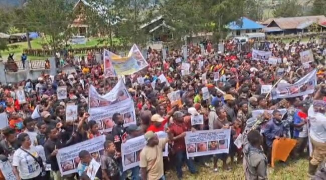 Ribuan warga puncak melakukan aksi demonstrasi. (Foto: Istimewa)