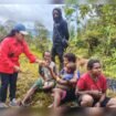 Ketua PMI Kabupaten Puncak Elpina Kogoya dan Tim PMI  Puncak Jaya Puncak saat melakukan pelayanan terhadap pengungisi di daerah terdampak. (Foto: Humas Diskominfo Puncak)