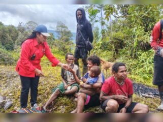 Ketua PMI Kabupaten Puncak Elpina Kogoya dan Tim PMI  Puncak Jaya Puncak saat melakukan pelayanan terhadap pengungisi di daerah terdampak. (Foto: Humas Diskominfo Puncak)