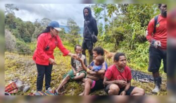 Ketua PMI Kabupaten Puncak Elpina Kogoya dan Tim PMI  Puncak Jaya Puncak saat melakukan pelayanan terhadap pengungisi di daerah terdampak. (Foto: Humas Diskominfo Puncak)