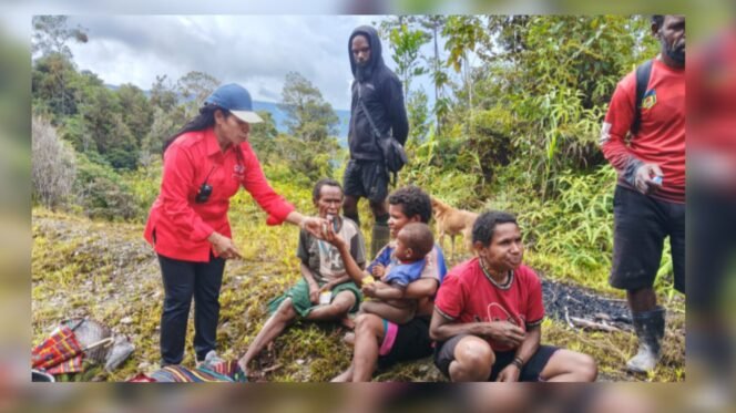
Ketua PMI Kabupaten Puncak Elpina Kogoya dan Tim PMI  Puncak Jaya Puncak saat melakukan pelayanan terhadap pengungisi di daerah terdampak. (Foto: Humas Diskominfo Puncak)