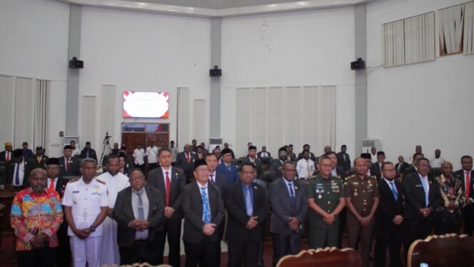 
Foto bersama usai Rapat Paripurna Dalam Rangka Pengusulan Program Pembentukan Peraturan Daerah Provinsi (Perdasi) dan Peraturan Daerah Khusus (Perdasus) Provinsi Papua Tengah Tahun 2026. (Foto: Kristin Rejang/Sasagupapua)