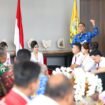 Momen PJ Sekda Papua Tengah, Silwanus Sumule saat membawakan sambutan dalam momen pelayanan perdana Pesawat Batik Air di Nabire, Kamis (23/4/2026). Foto: Humas Pemprov Papua Tengah. 