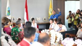 Momen PJ Sekda Papua Tengah, Silwanus Sumule saat membawakan sambutan dalam momen pelayanan perdana Pesawat Batik Air di Nabire, Kamis (23/4/2026). Foto: Humas Pemprov Papua Tengah. 