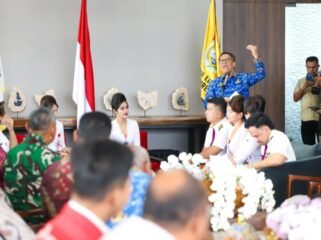 Momen PJ Sekda Papua Tengah, Silwanus Sumule saat membawakan sambutan dalam momen pelayanan perdana Pesawat Batik Air di Nabire, Kamis (23/4/2026). Foto: Humas Pemprov Papua Tengah. 